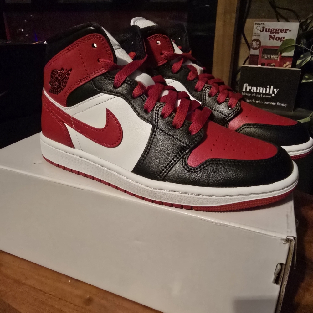 Women's Air Jordan 1 Mid 'Alternate Bred Toe - Picture 2 of 9